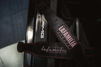 La Familia Leder Gewichthebergürtel mit gesticktem Logo in Pink